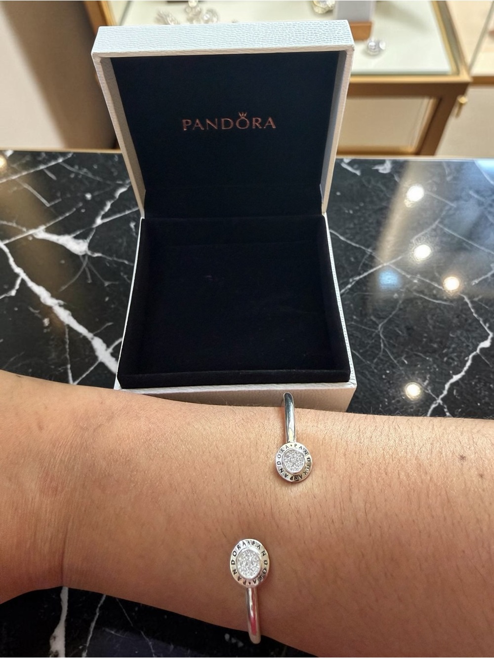 Brazalete Pandora Logo Pavé Open Bangle